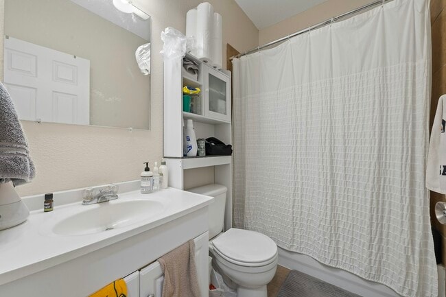 Building Photo - 1425 James Avenue, Unit A