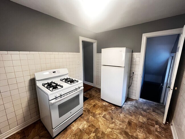 Building Photo - Spacious 3-Bedroom Home for Rent – Comfort...