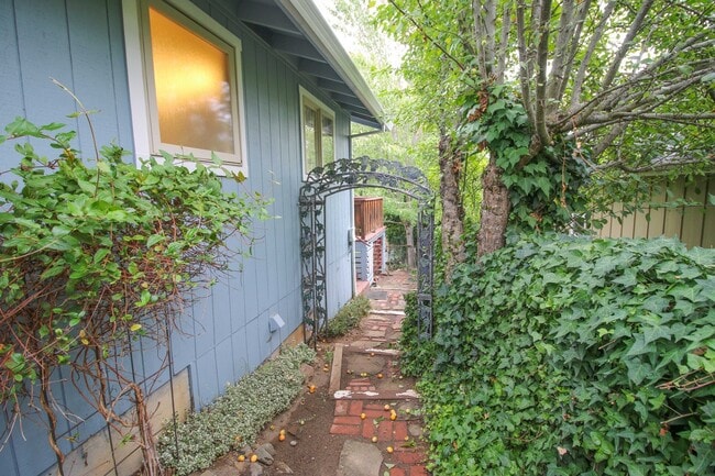 Building Photo - Pet friendly Jacksonville Home!!!