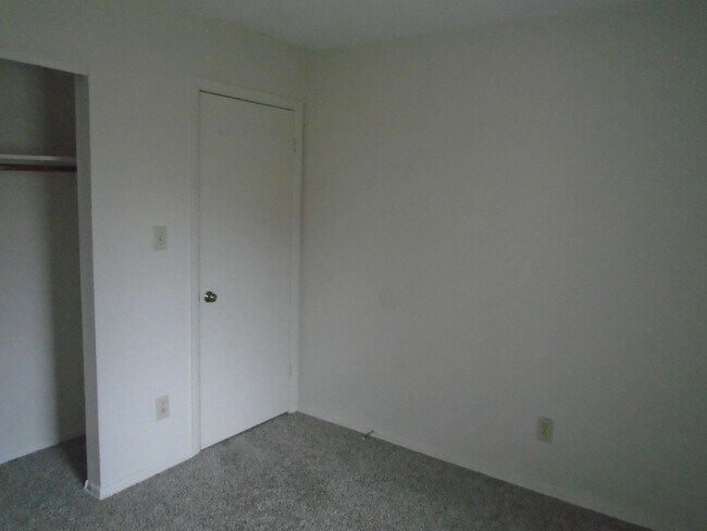 Building Photo - Charming 3 bedroom 1 1/2 bath townhouse lo...