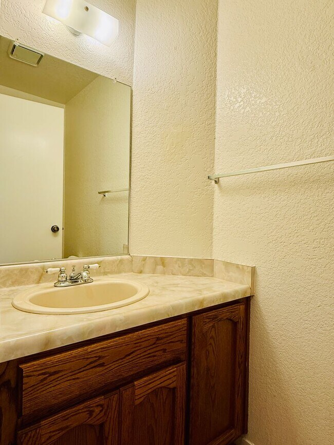 Building Photo - AVAILABLE NOW!!!