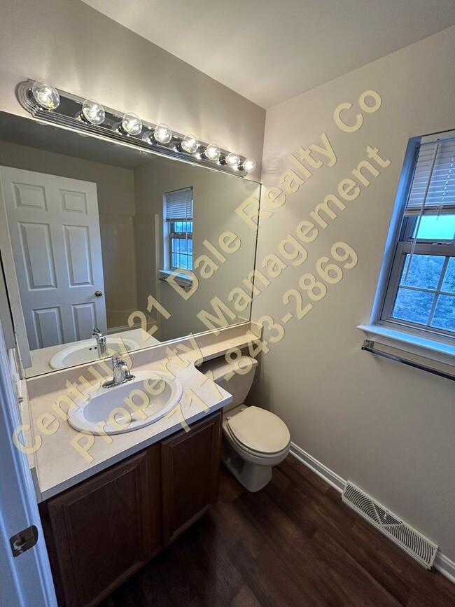 Building Photo - 2 Bedroom 1.5 Bath Condo in York Suburban ...