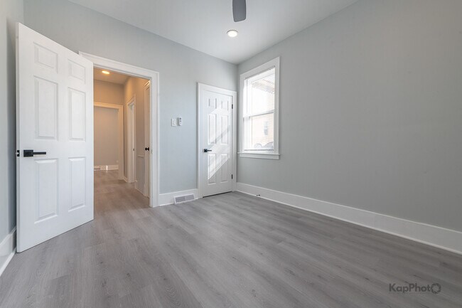 Building Photo - 6259 W Peterson Ave