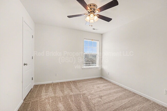 Building Photo - 1349 Middlecrest Dr NW