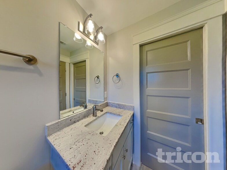 Building Photo - 1208 Hillwood Private Cove