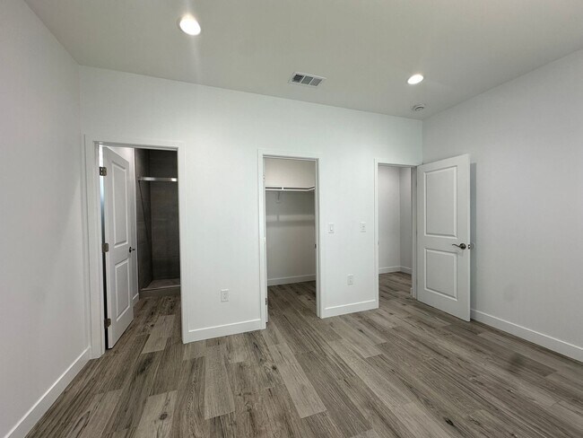 Building Photo - Willow Cir