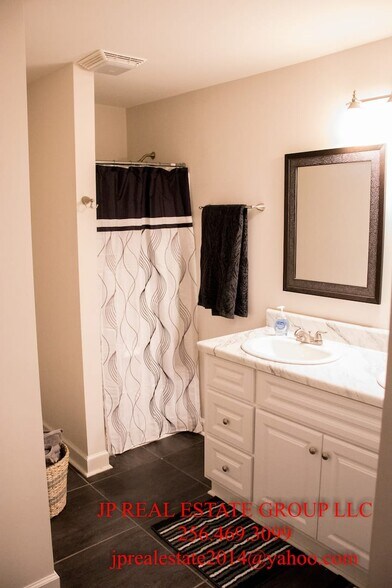 Building Photo - 714 4th Ave SE