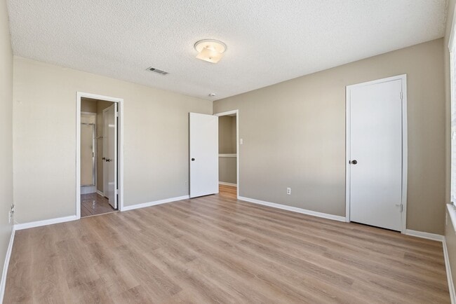 Building Photo - Come see this charming 2-story condo featuring 2 bedrooms and 2.5 bathrooms!