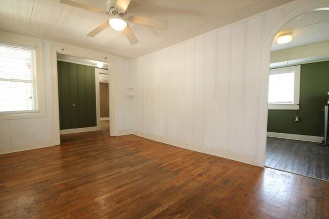 Building Photo - Simply the BEST! Adorable 1 Bedroom/1 Bath...