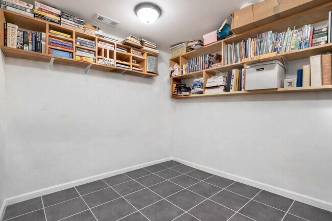 Building Photo - 2050 Midland Rd