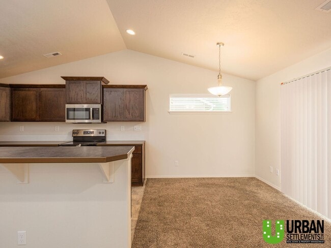 Building Photo - Beautiful Newer 3 Bedroom, 2 Bath Rancher ...