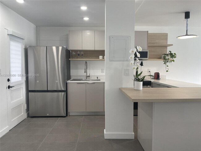 Building Photo - 2861 Leonard Dr