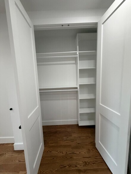 Building Photo - 275 E 55th St