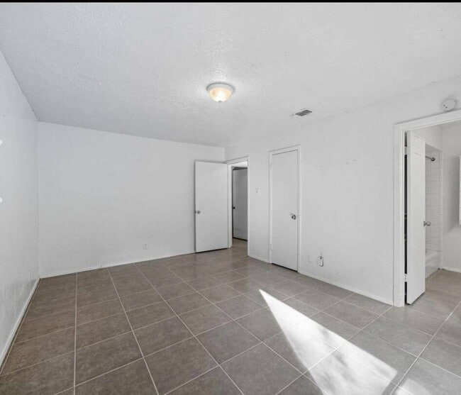 Building Photo - 24710 Glen Loch Dr