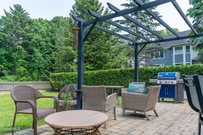 Building Photo - 2 Horizon Dr