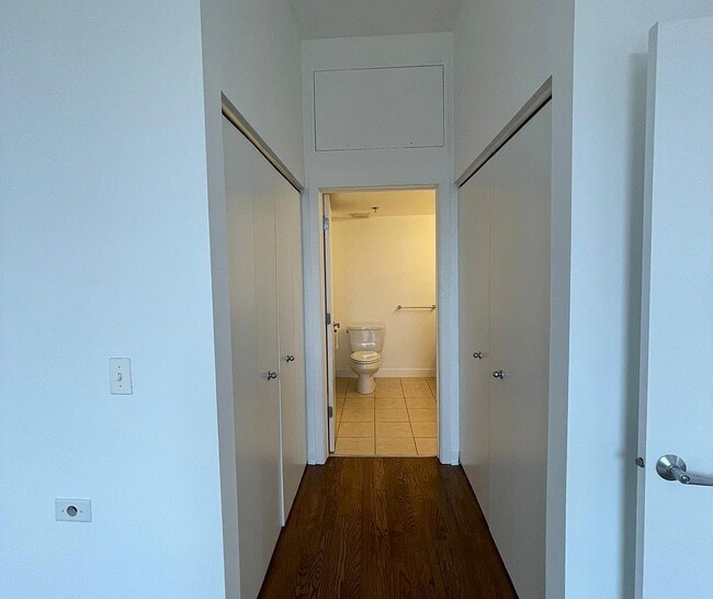 Building Photo - "Spacious 3-Bed, 2-Bath Gem in Chicago's Heart – 1205 Sq Ft of Modern Living!"