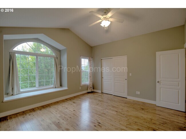 Building Photo - 9325 SW Jasper Dr