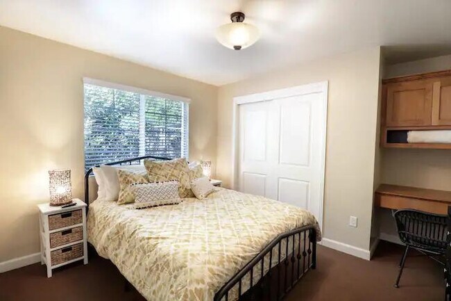 Building Photo - 1326 W Palm Ln