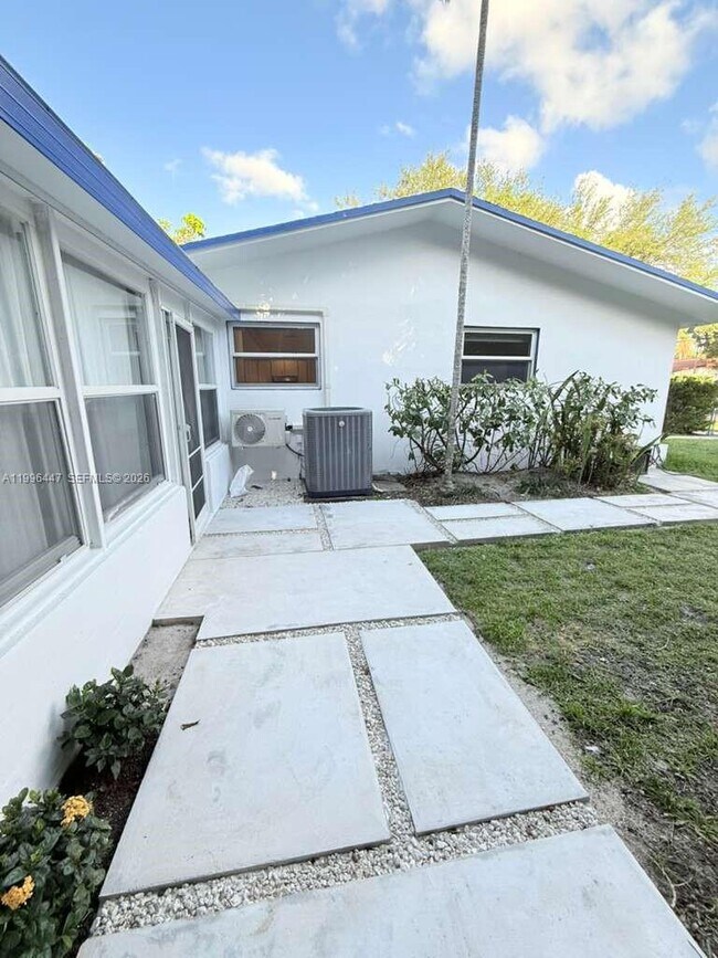 Building Photo - 325 NE 131st St