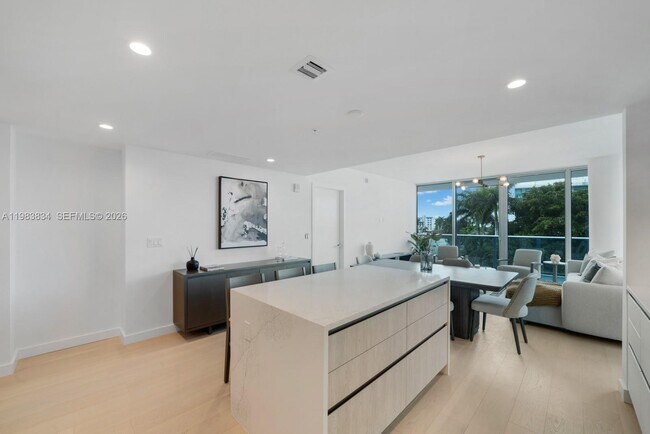 Building Photo - 9221 E Bay Harbor Dr