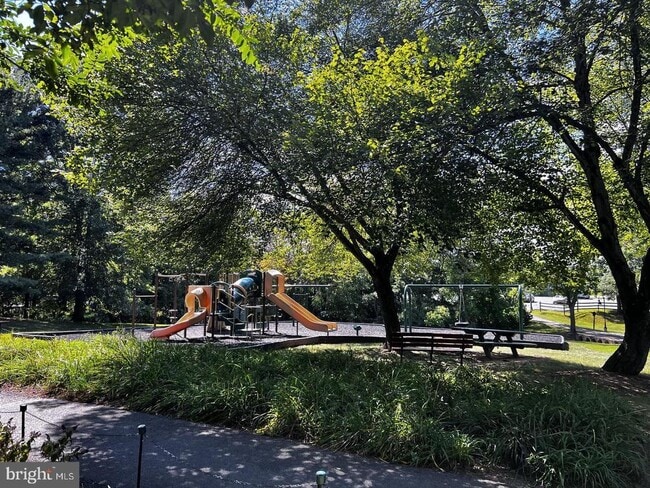 Building Photo - 33 Devon Ct