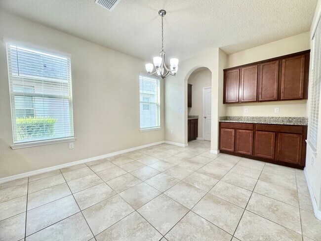 Building Photo - Large 4/3.5 Home located in Waterleigh! Do...