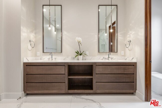 Building Photo - 6361 Drexel Ave