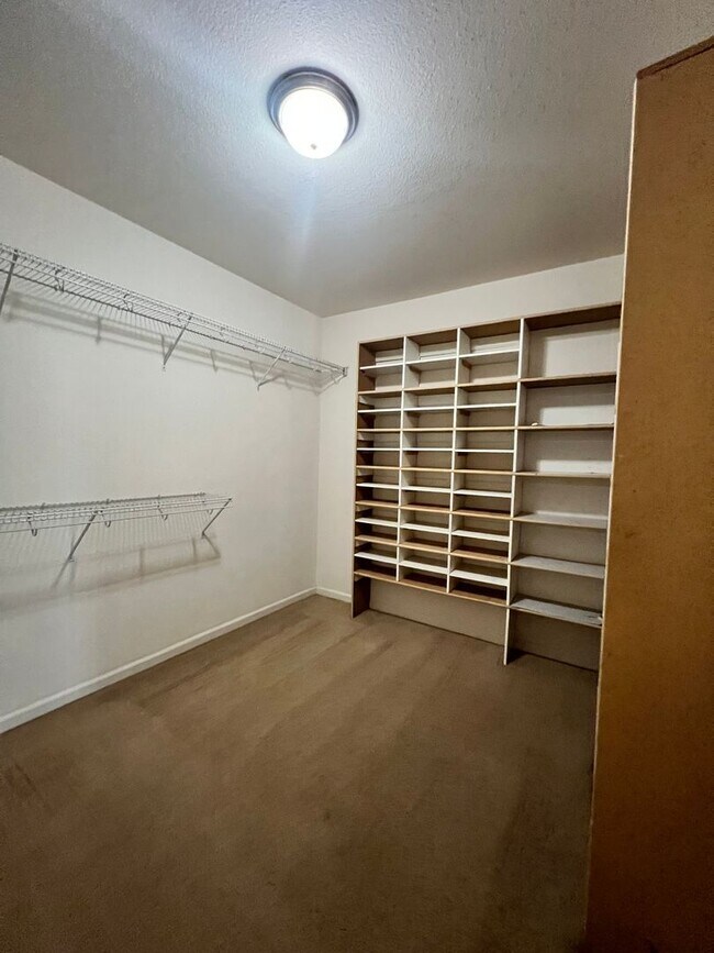 Building Photo - Luxury LAKEFRONT property!!!