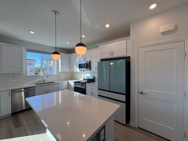 Building Photo - Modern Turn-Key Three-Story Townhome