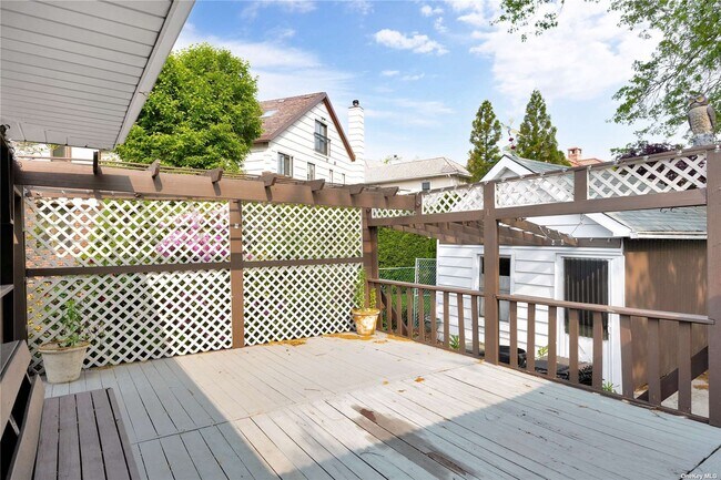 Building Photo - 20 Point Crescent