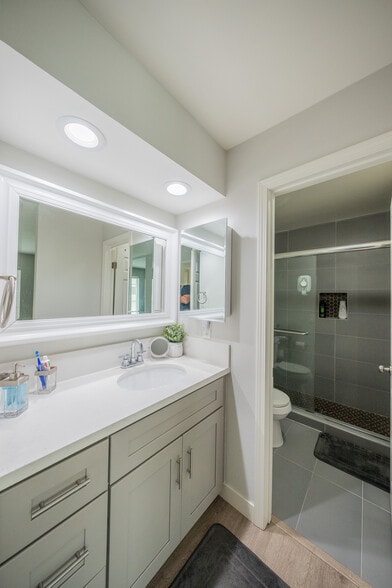 Building Photo - 15425 Sherman Way