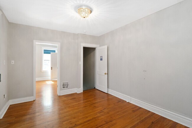 Building Photo - McDreamy 2BR w/ Balcony