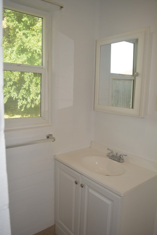 Building Photo - 15703 Palo Alto Ave