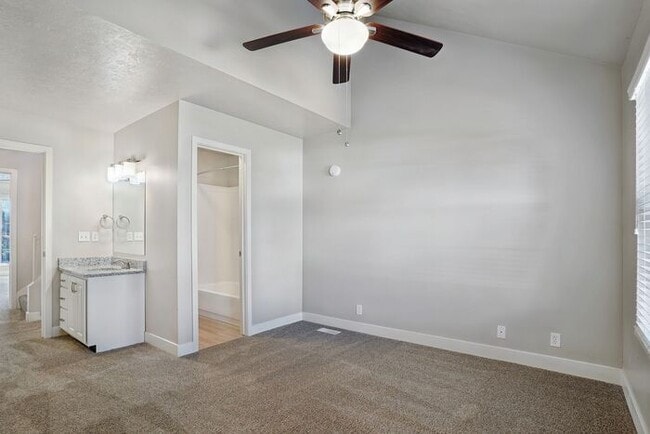 Building Photo - End Unit Spacious Two Bedroom Two & Half Bathroom Townhouse Available!