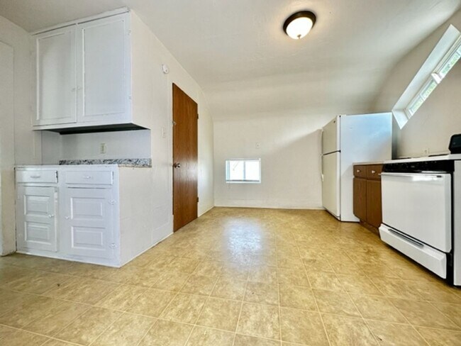 Building Photo - 1243 E Walnut St