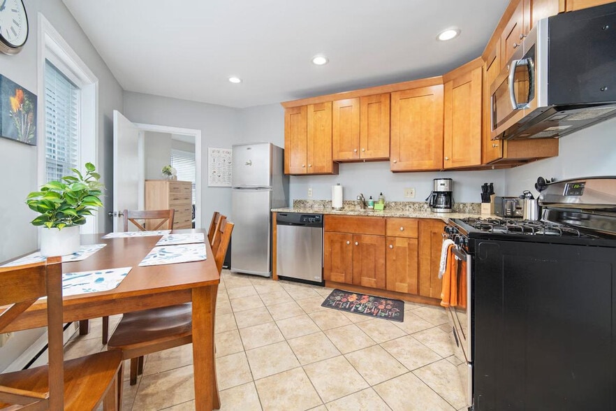 Building Photo - 350 North St