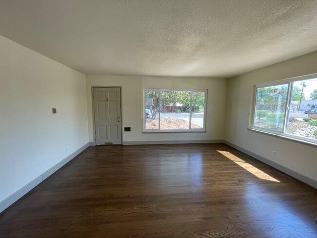 Building Photo - Gorgeous 2 Bedroom in Tahoe Park
