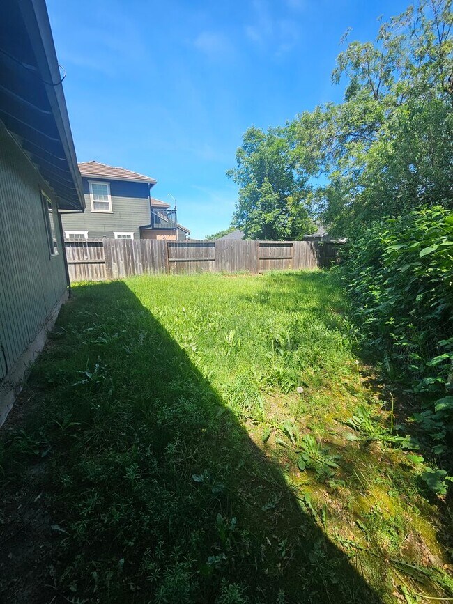 Building Photo - 3 Bedroom Home Near Schools!