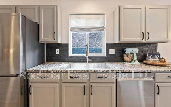 Building Photo - 607 W Persimmon Ln