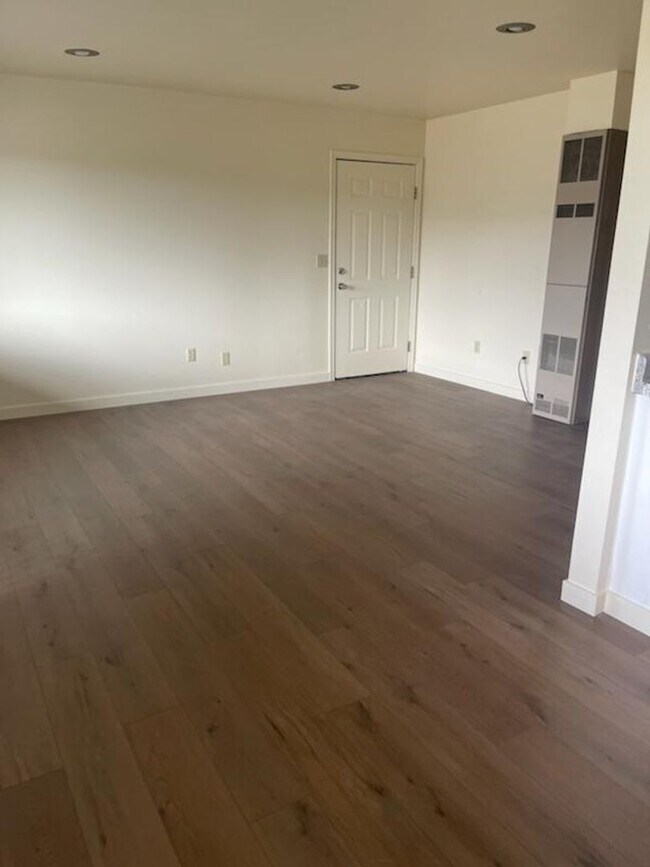 Building Photo - 454U