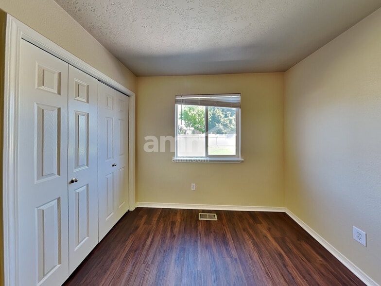 Building Photo - 19782 Amherst Ave