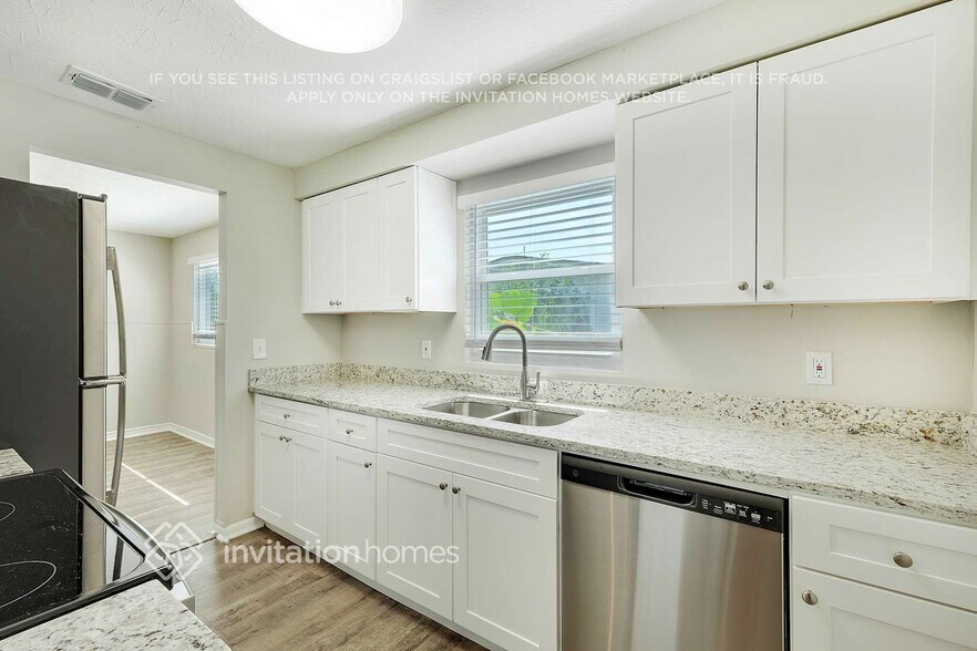 Building Photo - 428 La Paz Pl