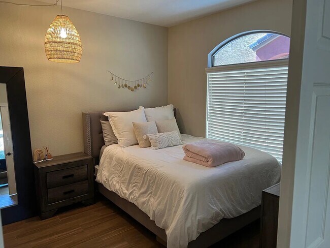 Den/Office - 2402 E 5th St