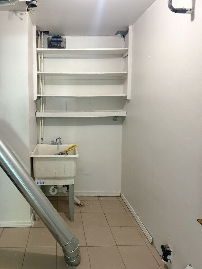 Building Photo - HOME AVAILABLE NOW - UPDATED 3 bed / 1 bat...