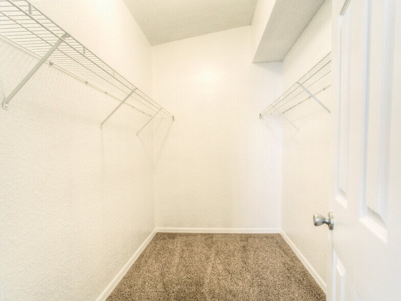 Building Photo - 4944 Palm View Dr N