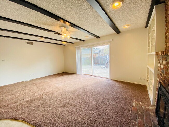 Building Photo - Cute Corner Lot!