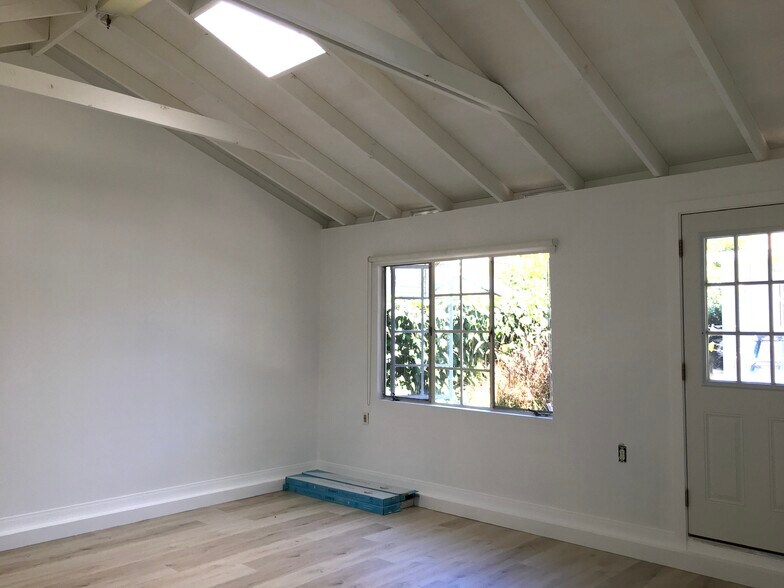Building Photo - 347 6th Ave