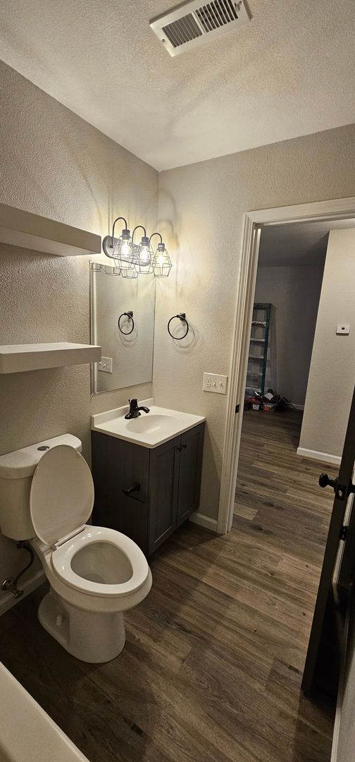 Building Photo - Renovated 2 Bedroom Apartment on Lake Treeline