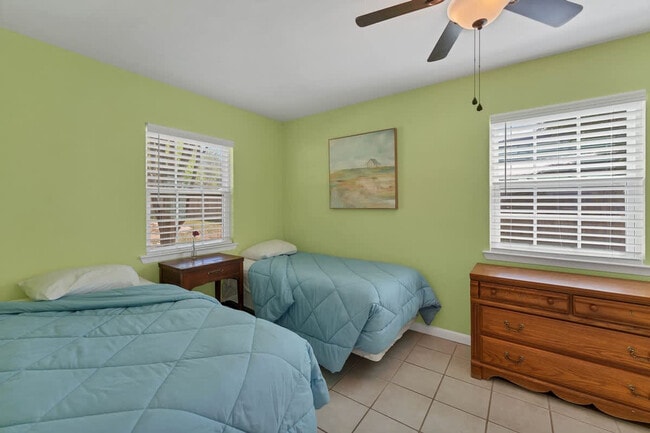 Building Photo - 2388 Lakeshore Dr