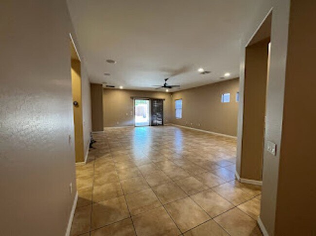 Building Photo - BEAUTIFUL 4 BEDROOM 2 BATHROOM HOME IN PEORIA